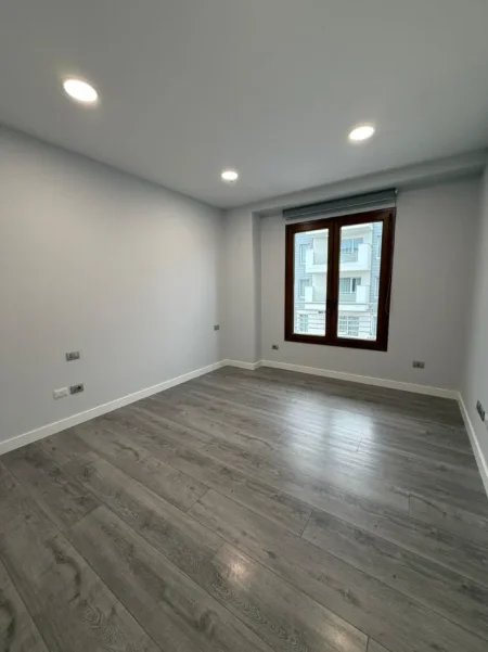 Tirane, jepet me qera ambjent biznesi Kati 4, 200 m² 2.500 € (KOMPLEKSI DELIJORGJI)