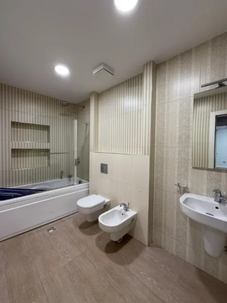 Tirane, jepet me qera ambjent biznesi Kati 4, 200 m² 2.500 € (KOMPLEKSI DELIJORGJI)