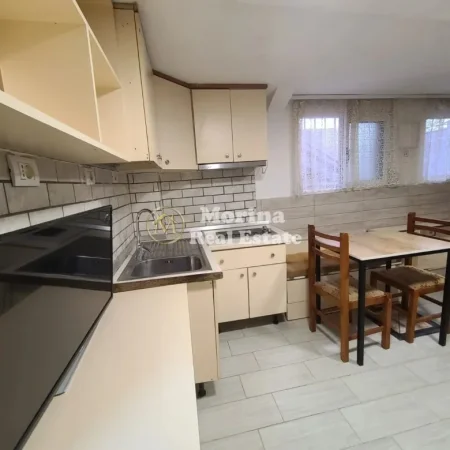 Tirane, jepet me qera garsonier Kati 1, 35 m² 310 € (Rruga 5 Maji)