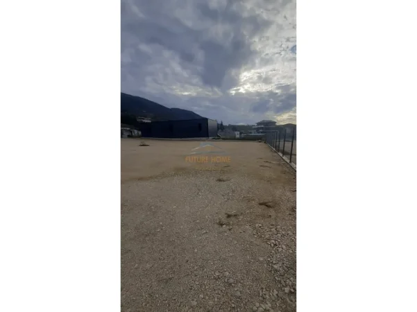 Tirane, jepet me qera toke , 2.290 m² (TUFINE)