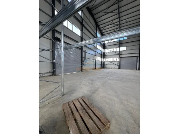 Tirane, jepet me qera , 4.000 m² 6.000 € (VORE)