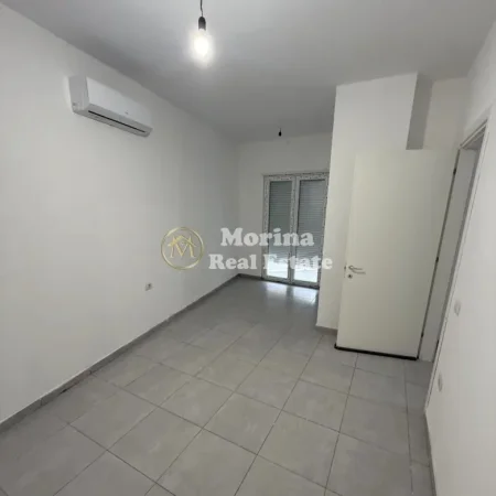 Tirane, jepet me qera apartament 2+1 Kati 1, 92 m² 690 € (Rruga e Barrikadave)