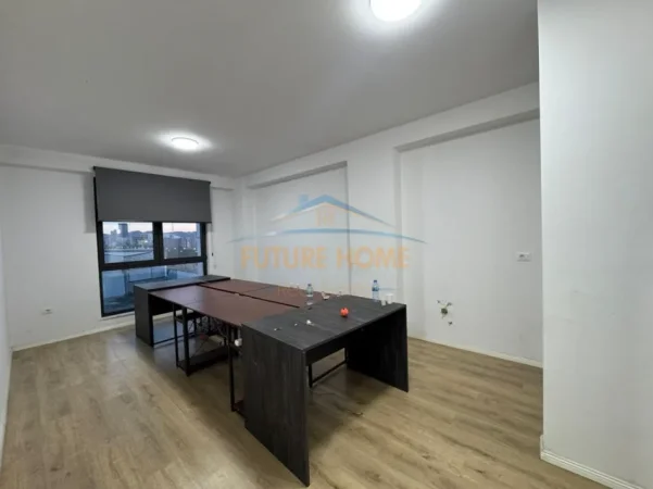 Tirane, jepet me qera zyre Kati 3, 550 m² 550 € (BULEVARDI I RI)