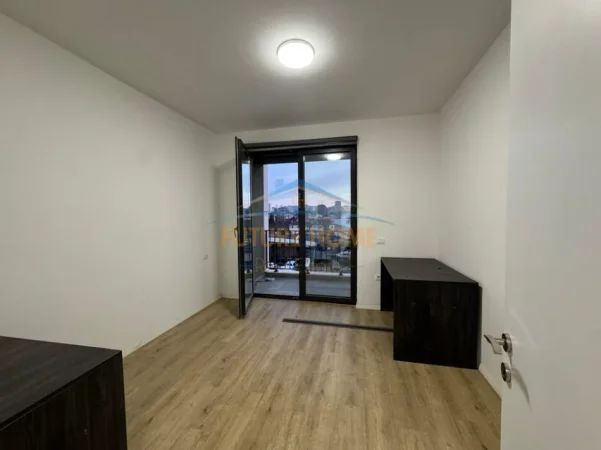 Tirane, jepet me qera zyre Kati 3, 550 m² 550 € (BULEVARDI I RI)