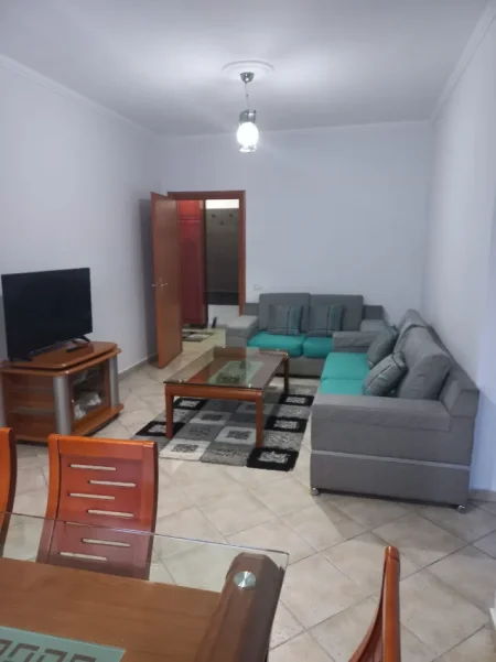 Tirane, jepet me qera apartament 1+1+Ballkon Kati 4, 71 m² 500 € (Rruga Irfan Tomini)
