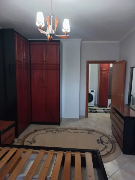 Tirane, jepet me qera apartament 1+1+Ballkon Kati 4, 71 m² 500 € (Rruga Irfan Tomini)