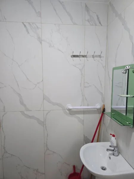 Tirane, jepet me qera apartament 1+1+Ballkon Kati 2, 75 m² 50.000 € 