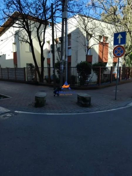 Tirane, jepet me qera ambjent biznesi Kati 0, 22 m² 350 € 