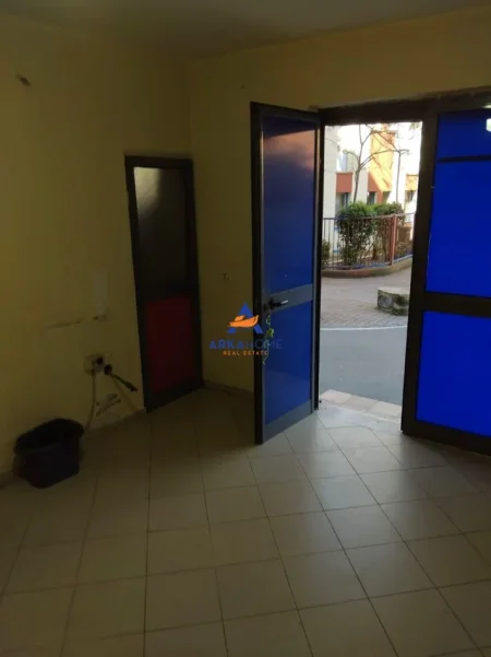 Tirane, jepet me qera ambjent biznesi Kati 0, 22 m² 350 € 