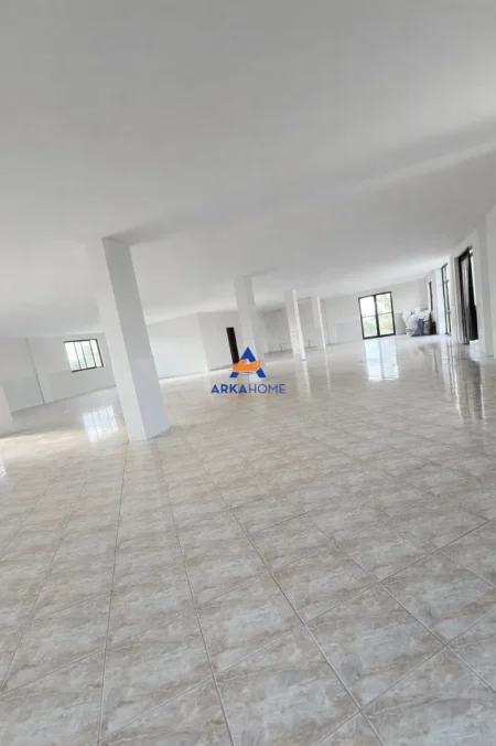 Tirane, jepet me qera ambjent biznesi Kati 2, 430 m² 889 € 