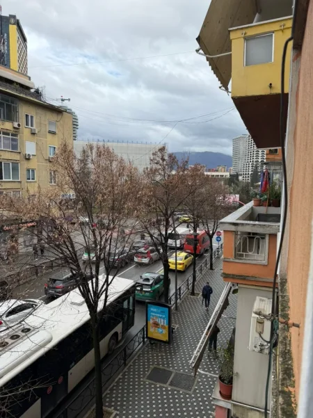 Tirane, jepet me qera apartament 1+1 Kati 1, 50 m² 700 € (Rruga Durresit, tek Kafe Flora (Pallati mbi Zen DIamonds))
