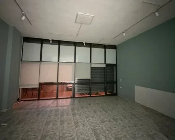 Tirane, jepet me qera dyqan Kati 0, 82 m² 850 € (rruga 5 maji)