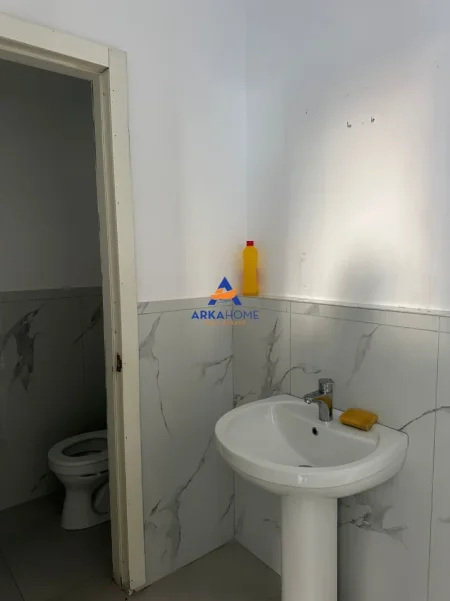 Tirane, jepet me qera ambjent biznesi Kati 0, 60 m² 1.359 € 