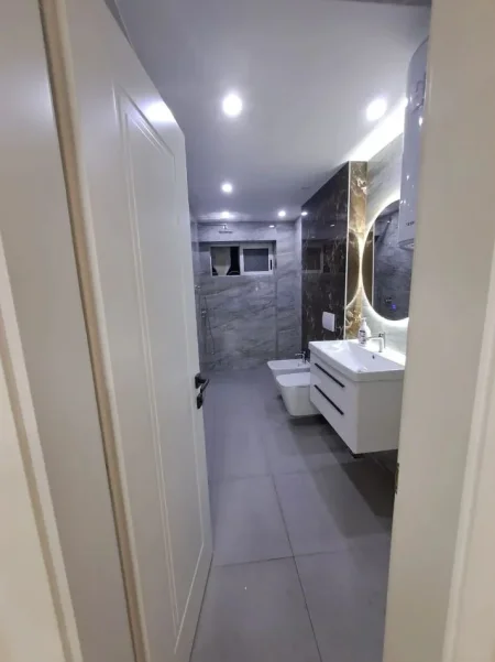 Tirane, jepet me qera Kati 1, 80 m² 900 € 