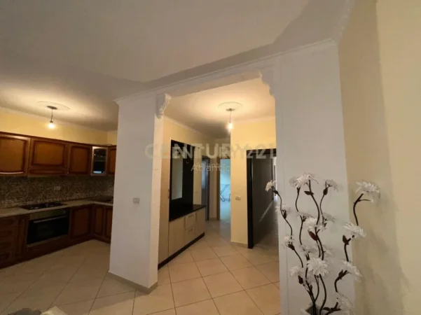 Durres, jepet me qera apartament Kati 1, 95 m² 400 € (Lagjia 8, Durres)