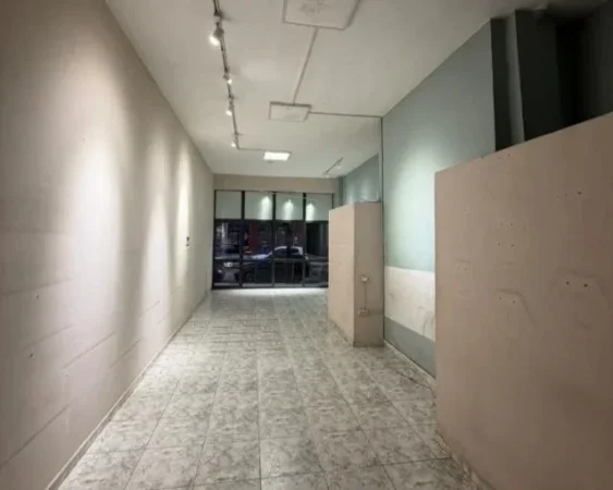 Tirane, jepet me qera dyqan Kati 0, 82 m² 850 € (rruga 5 maji)