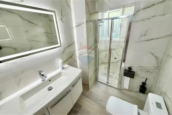 Tirane, jepet me qera apartament 2+1 Kati 1, 85 m² 470 € (Yzberisht)