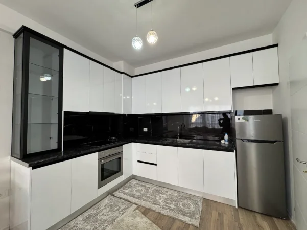 Tirane, jepet me qera apartament 1+1+Ballkon Kati 4, 75 m² 470 € (Kashar)