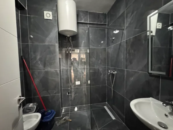 Tirane, jepet me qera apartament 1+1+Ballkon Kati 4, 75 m² 470 € (Kashar)