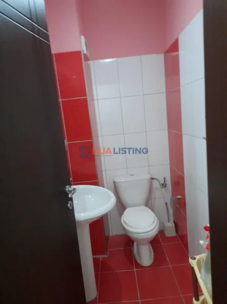 Tirane, jepet me qera apartament 2+1 , 550 € (Vilat Gjermane)