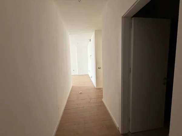 Tirane, jepet me qera zyre Kati 9, 116 m² 900 € (Mine Peza)