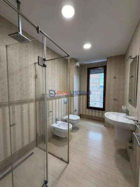 Tirane, jepet me qera zyre , 200 m² 2.700 € (Delijorgji)