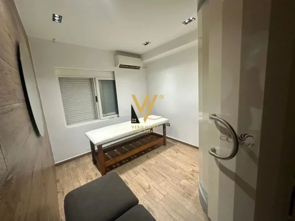 Tirane, jepet me qera zyre Kati 1, 100 m² 1.250 € (SHESHI WILLSON)