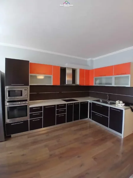 Tirane, jepet me qera apartament 2+1 Kati 8, 120 m² 800 € (selvia)