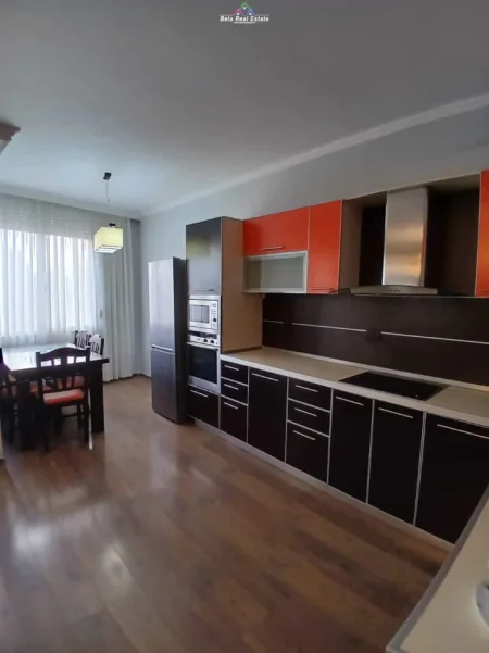 Tirane, jepet me qera apartament 2+1 Kati 8, 120 m² 800 € (selvia)