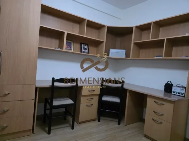 Jepet me qera apartament tek rrugen Mine Peza, me siperfaqe 120 m2, ne katin e trete. Tipologjia 4+1.