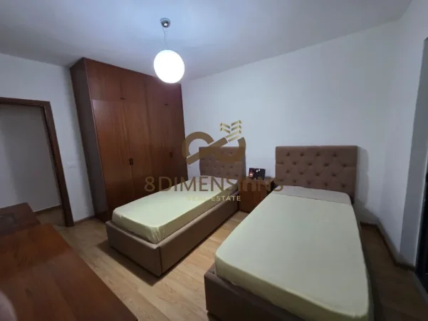 Jepet me qera apartament tek rrugen Mine Peza, me siperfaqe 120 m2, ne katin e trete. Tipologjia 4+1.