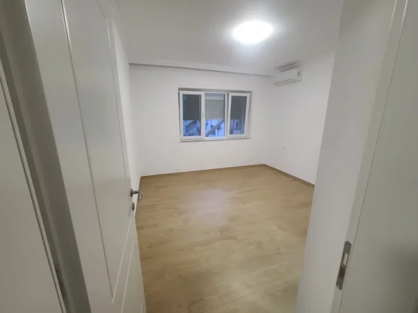 Tirane, jepet me qera zyre , 90 m² 1.200 € (Qendër)