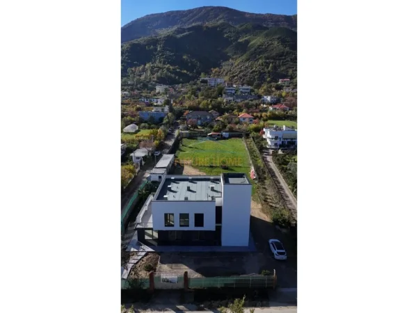 Tirane, jepet me qera toke , 3.600 m² (Berzhite)