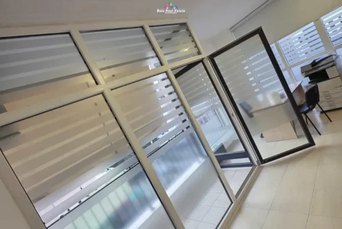 Tirane, jepet me qera zyre Kati 3, 60 m² 500 € (bulevardi i ri)