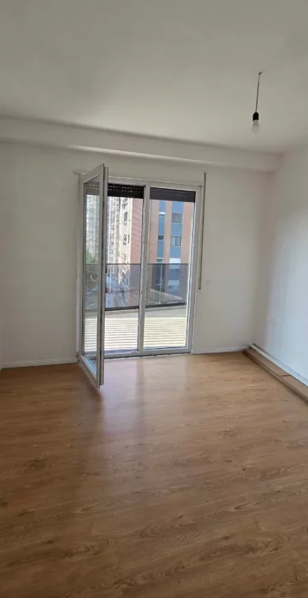 Tirane, jepet me qera ambjent biznesi Kati 4, 110 m² 700 € (Don Bokso)