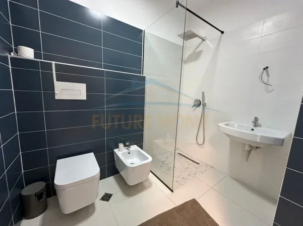 Tirane, jepet me qera apartament 2+1+Ballkon Kati 6, 130 m² 1.500 € (Blloku, Tiranë)
