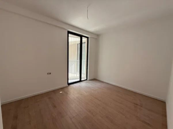 Tirane, jepet me qera zyre Kati 9, 116 m² 900 € (Mine Peza)