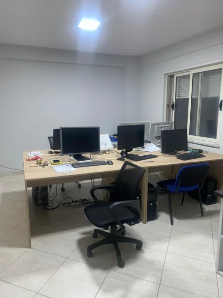 Tirane, jepet me qera zyre Kati 7, 97 m² 600 € (Jordan Misja)