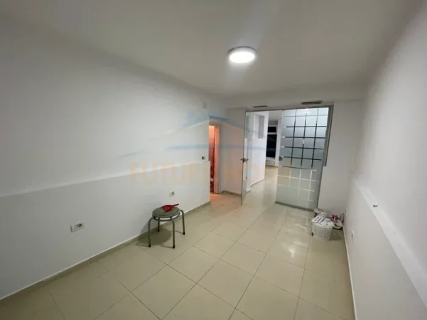 Tirane, jepet me qera ambjent biznesi Kati 0, 50 m² 520 € (Rruga Fortuzi)