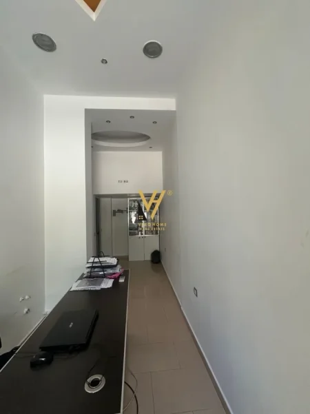Tirane, jepet me qera zyre Kati 0, 21 m² 470 € (RRUGA ISLAM ALLA)
