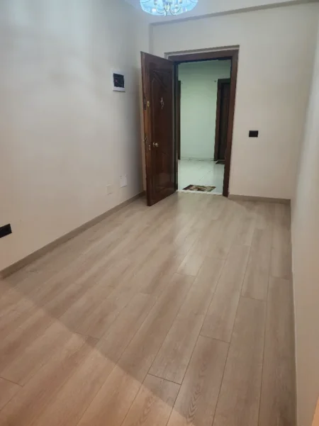 Tirane, jepet me qera apartament 2+1 Kati 4, 100 m² 1.000 € 