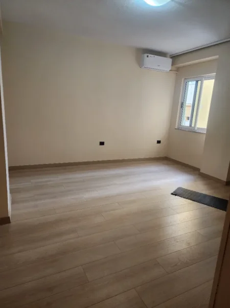 Tirane, jepet me qera apartament 2+1 Kati 4, 100 m² 1.000 € 