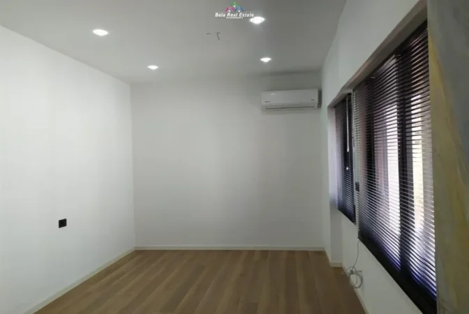 Tirane, jepet me qera zyre Kati 3, 80 m² 990 € (blloku)