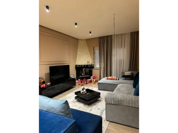 Tirane, shitet apartament duplex 3+1 Kati 5, 235 m² 400.000 € (Kryqezimi i 21 Dhjetorit)