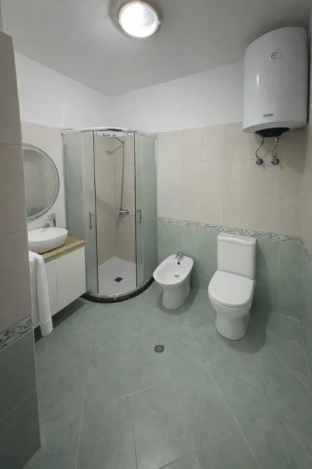 Tirane, jepet me qera apartament 2+1 Kati 5, 120 m² 500 € 