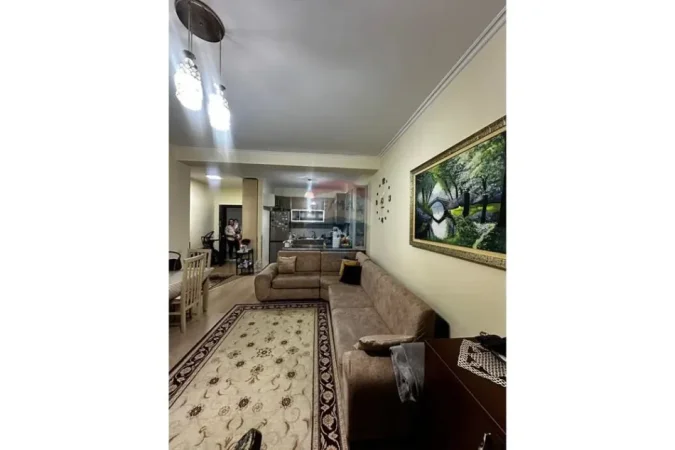 Tirane, shes apartament 1+1 Kati 3, 76 m² 122.000 € (Yzberisht)