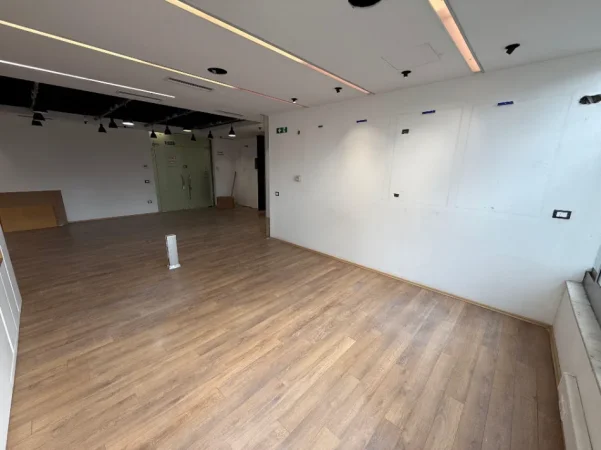 Tirane, jepet me qera ambjent biznesi Kati 2, 85 m² (Rruga Elbasani)