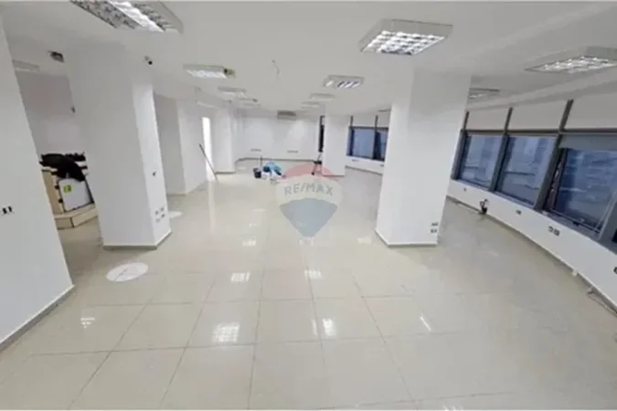 Tirane, jepet me qera ambjent biznesi Kati 4, 3.000 € (selvi)