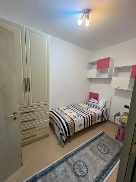 Jepet me Qera Apartament 2+1 i mobiluar në Astir  me cmimin 450 mijë lekë,