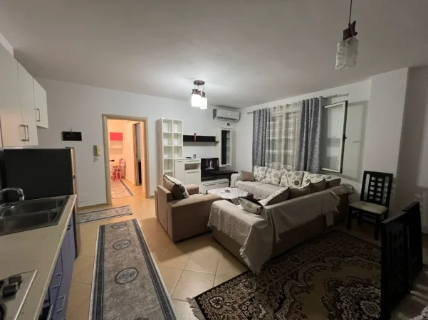 Jepet me Qera Apartament 2+1 i mobiluar në Astir  me cmimin 450 mijë lekë,